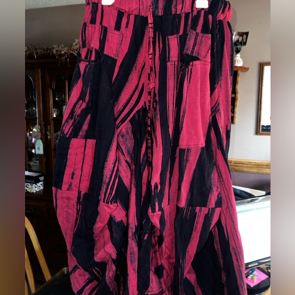 Thaluta BOHO big pocket skirt 
Size: small 
color: black and red
Like new